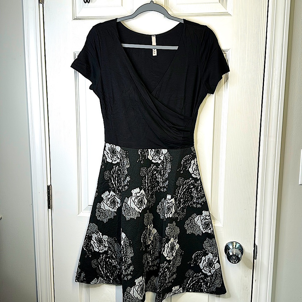 NWT Floral summer black and grey print dress is ready for you. 👗 is☝🏽 piece 💕